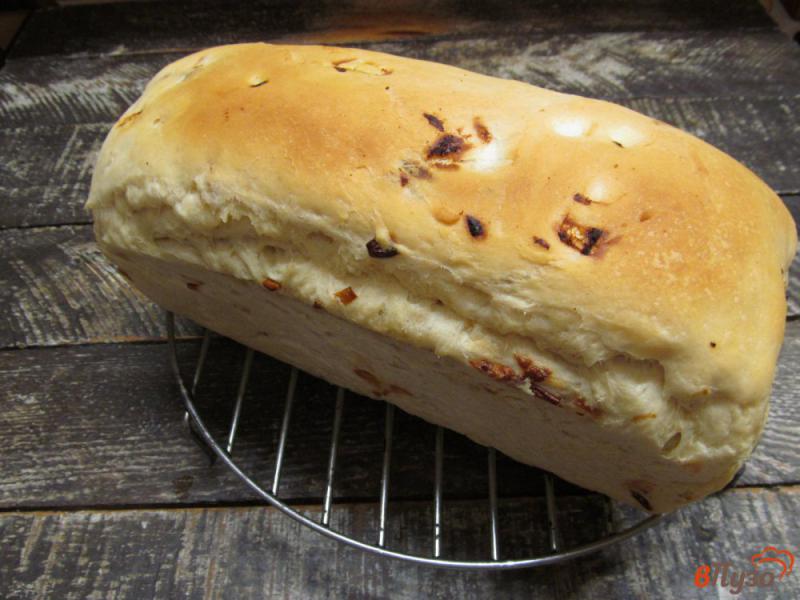 Фото приготовление рецепта: Белый хлеб на меде с жареным луком шаг №9