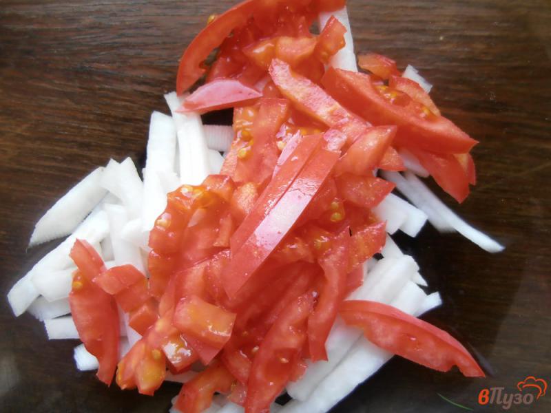 Фото приготовление рецепта: Салат из дайкона с помидорами шаг №2