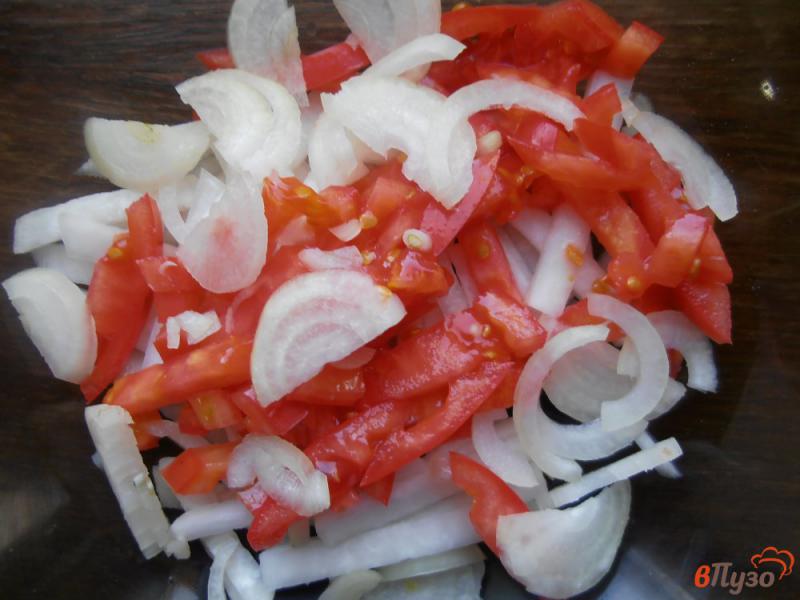 Фото приготовление рецепта: Салат из дайкона с помидорами шаг №3
