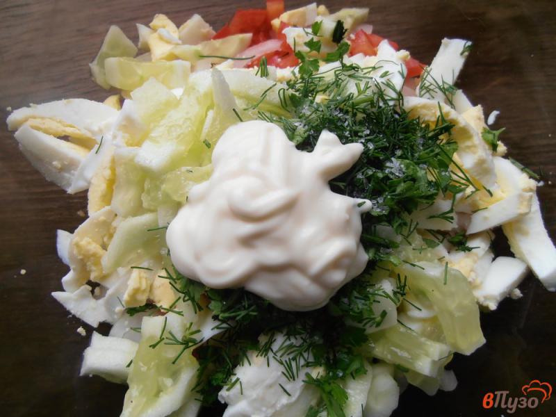 Фото приготовление рецепта: Салат из дайкона с помидорами шаг №7