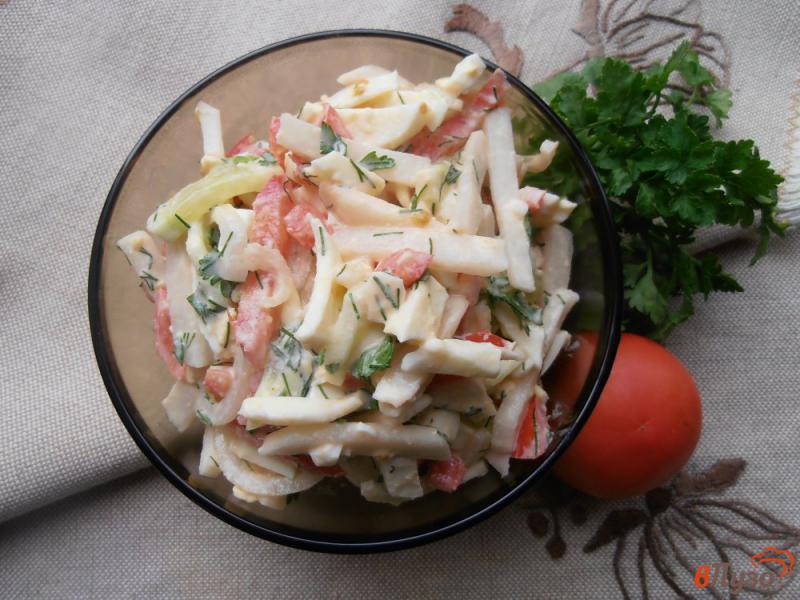 Фото приготовление рецепта: Салат из дайкона с помидорами шаг №8