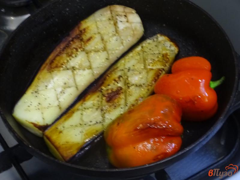 Фото приготовление рецепта: Салат из жареных и сырых овощей шаг №6