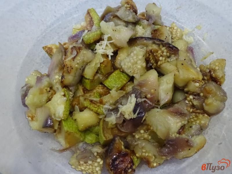 Фото приготовление рецепта: Салат из жареных и сырых овощей шаг №7