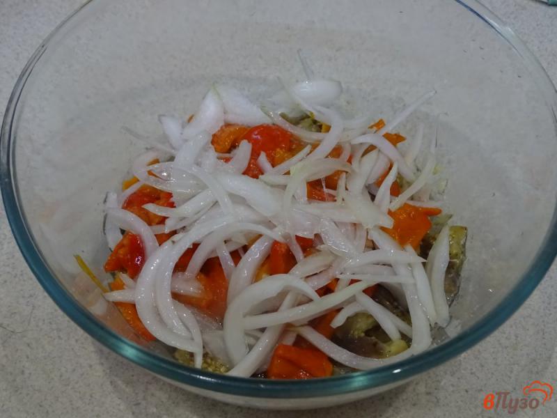 Фото приготовление рецепта: Салат из жареных и сырых овощей шаг №8