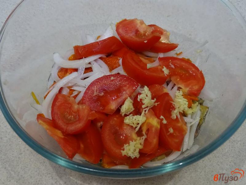 Фото приготовление рецепта: Салат из жареных и сырых овощей шаг №9