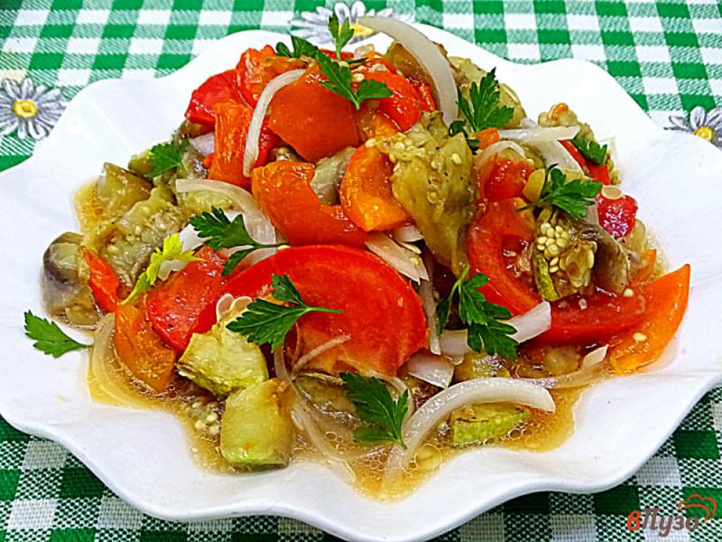 Фото приготовление рецепта: Салат из жареных и сырых овощей шаг №11