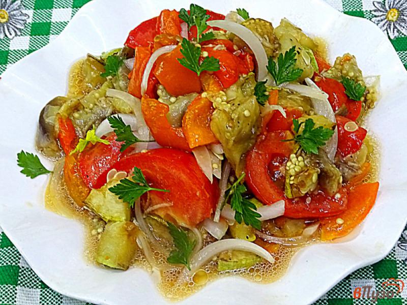 Фото приготовление рецепта: Салат из жареных и сырых овощей шаг №10
