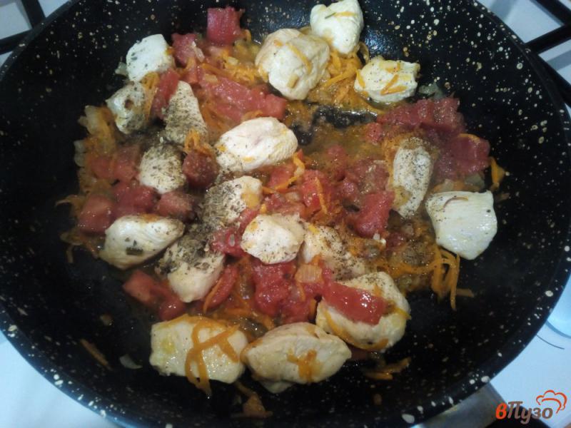 Фото приготовление рецепта: Спагетти с курицей в томатно-сметанном соусе шаг №4