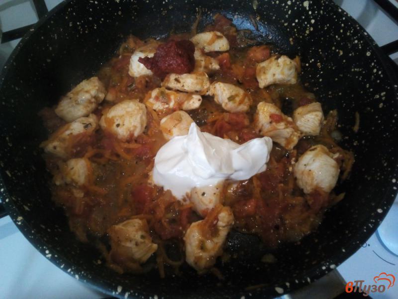 Фото приготовление рецепта: Спагетти с курицей в томатно-сметанном соусе шаг №5