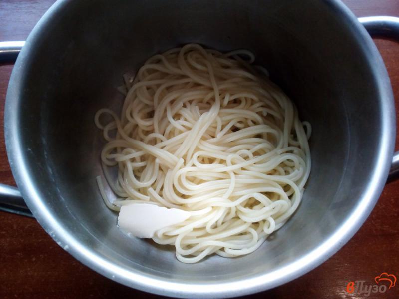 Фото приготовление рецепта: Спагетти с курицей в томатно-сметанном соусе шаг №6