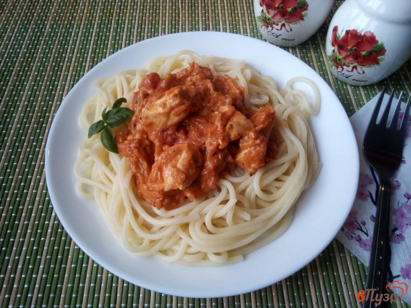 Фото приготовление рецепта: Спагетти с курицей в томатно-сметанном соусе шаг №7