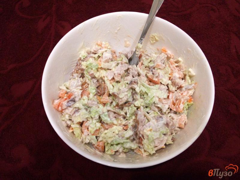 Фото приготовление рецепта: Капустный салат с копченым окорочком шаг №4