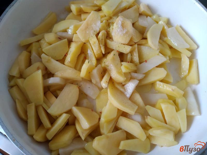 Фото приготовление рецепта: Картошка с фаршем под ленивым соусом бешамелем шаг №4