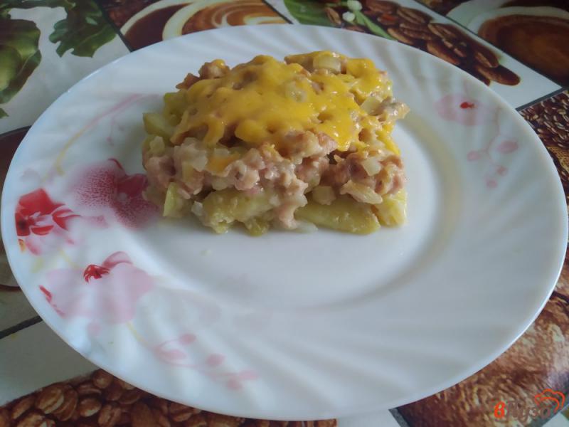 Фото приготовление рецепта: Картошка с фаршем под ленивым соусом бешамелем шаг №13