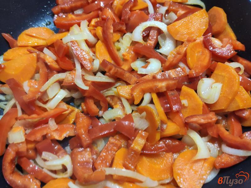 Фото приготовление рецепта: Жареные овощи с чесноком и укропом шаг №4