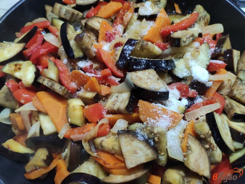 Фото приготовление рецепта: Жареные овощи с чесноком и укропом шаг №6