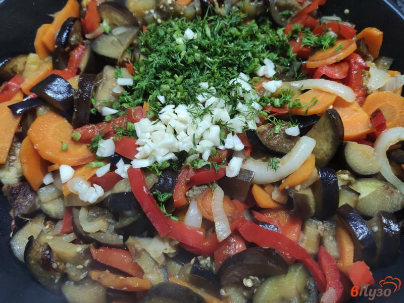 Фото приготовление рецепта: Жареные овощи с чесноком и укропом шаг №8