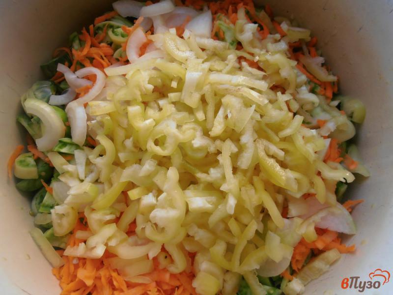 Фото приготовление рецепта: Салат из зеленых помидор на зиму шаг №4