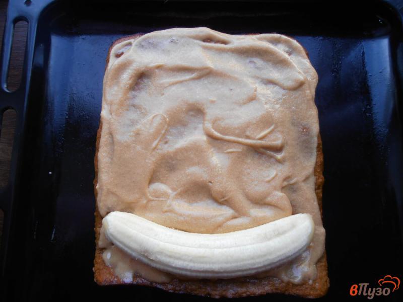 Фото приготовление рецепта: Бисквитный рулет с бананом шаг №10