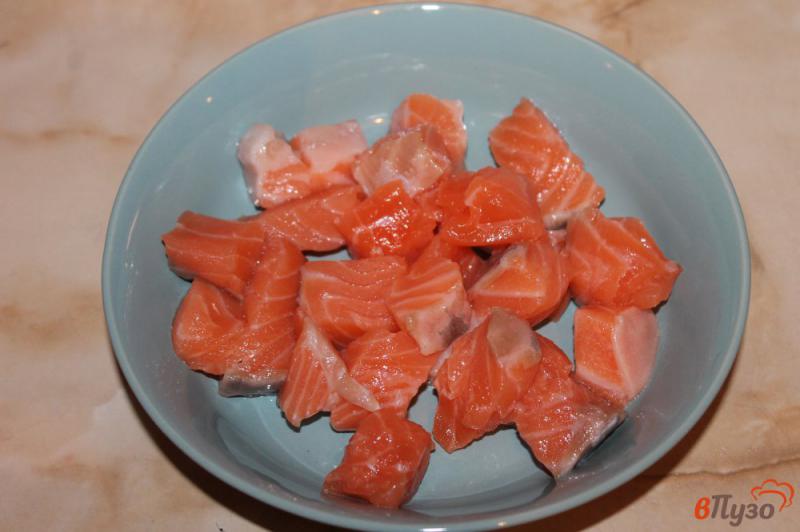 Фото приготовление рецепта: Салат с лососем и сухариками шаг №1