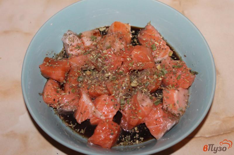 Фото приготовление рецепта: Салат с лососем и сухариками шаг №2