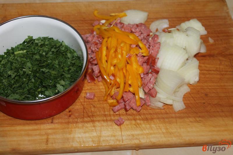 Фото приготовление рецепта: Жареный картофель с мясом и перцем шаг №2