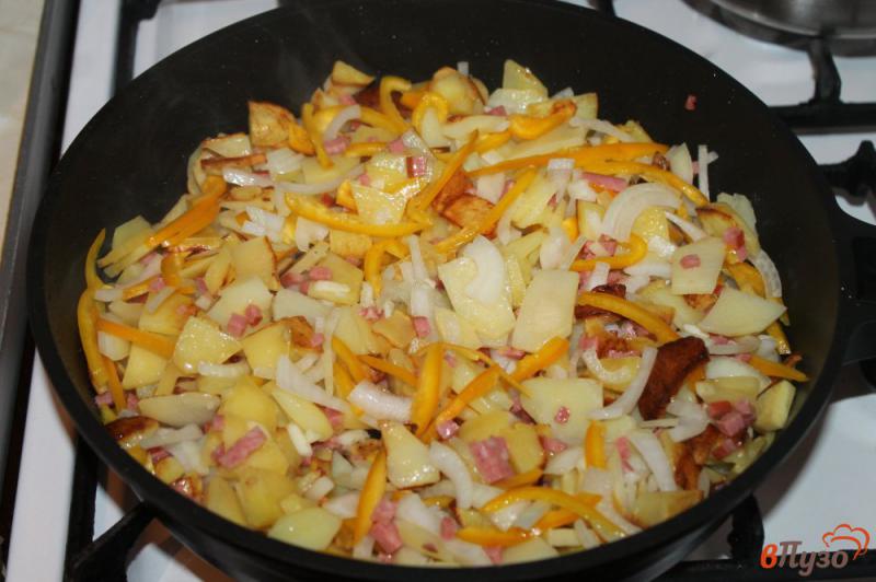 Фото приготовление рецепта: Жареный картофель с мясом и перцем шаг №3