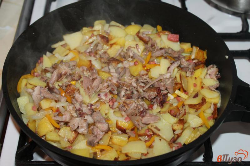 Фото приготовление рецепта: Жареный картофель с мясом и перцем шаг №4