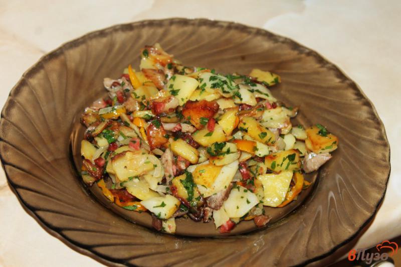 Фото приготовление рецепта: Жареный картофель с мясом и перцем шаг №5