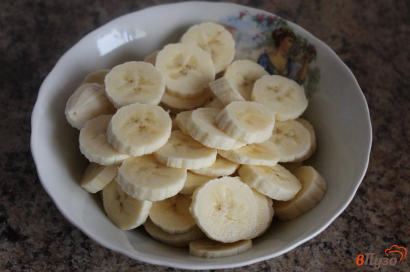 Фото приготовление рецепта: Шарлотка с бананом и яблоками шаг №3