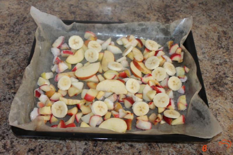 Фото приготовление рецепта: Шарлотка с бананом и яблоками шаг №5
