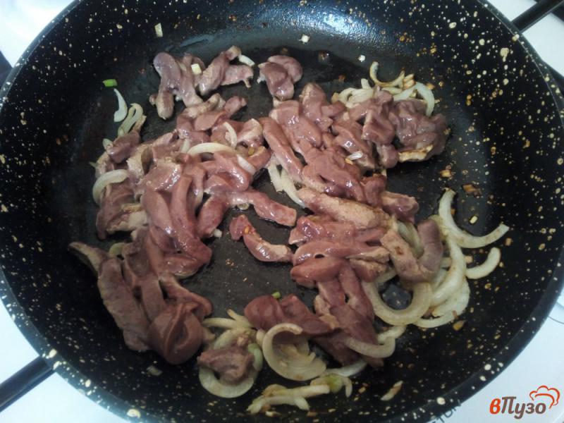 Фото приготовление рецепта: Салат из жареной свиной печени шаг №2