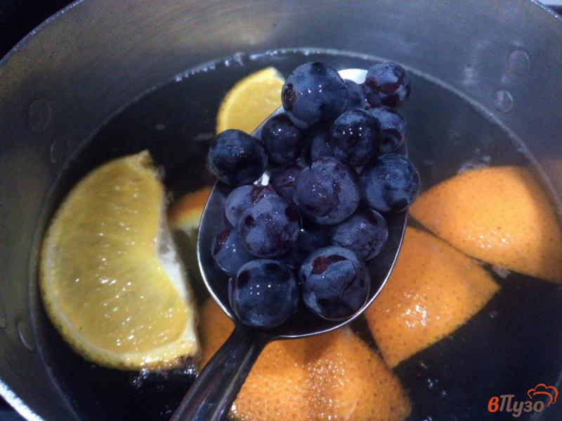 Фото приготовление рецепта: Виноградно-апельсиновый компот шаг №4