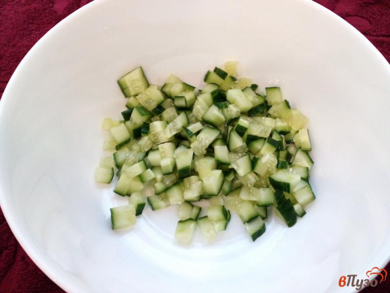 Фото приготовление рецепта: Салат с копченостями и консервированной фасолью шаг №1