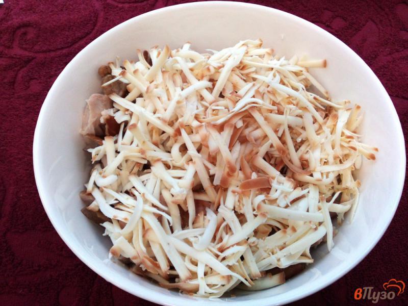 Фото приготовление рецепта: Салат с копченостями и консервированной фасолью шаг №4