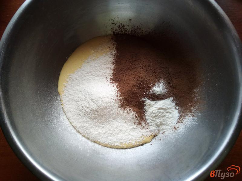 Фото приготовление рецепта: Шоколадный пирог с яблоками шаг №4