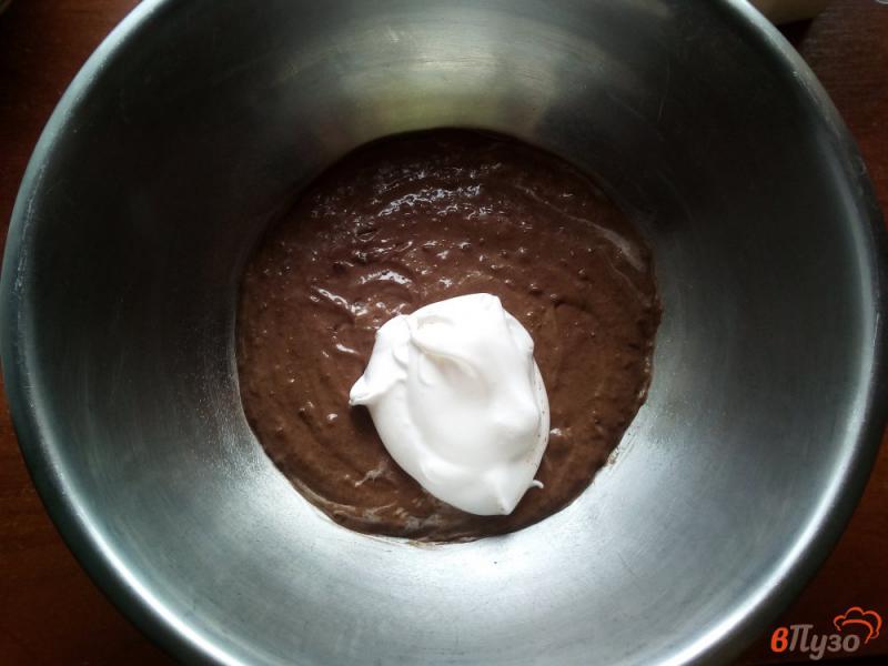 Фото приготовление рецепта: Шоколадный пирог с яблоками шаг №5