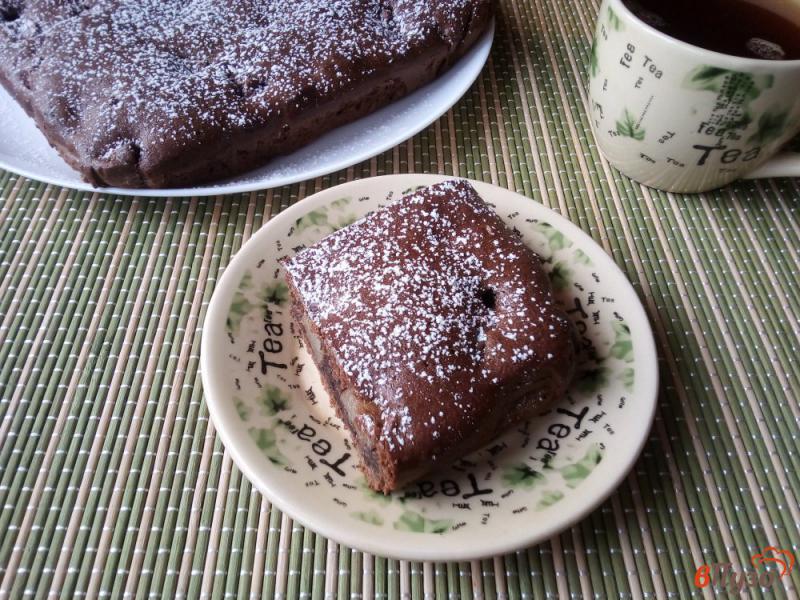 Фото приготовление рецепта: Шоколадный пирог с яблоками шаг №9