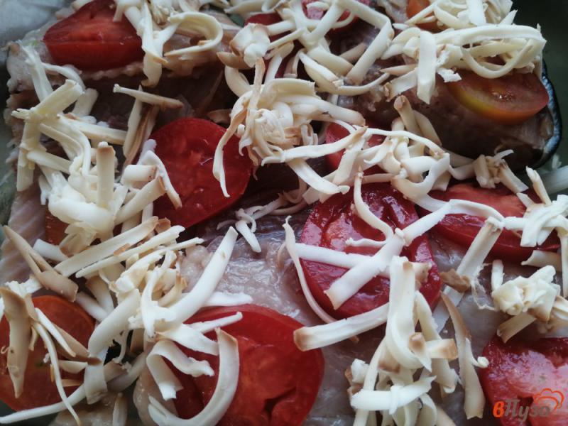 Фото приготовление рецепта: Кета запеченная под помидорами и сыром шаг №5