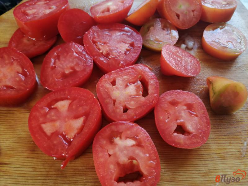Фото приготовление рецепта: Кета запеченная под помидорами и сыром шаг №4