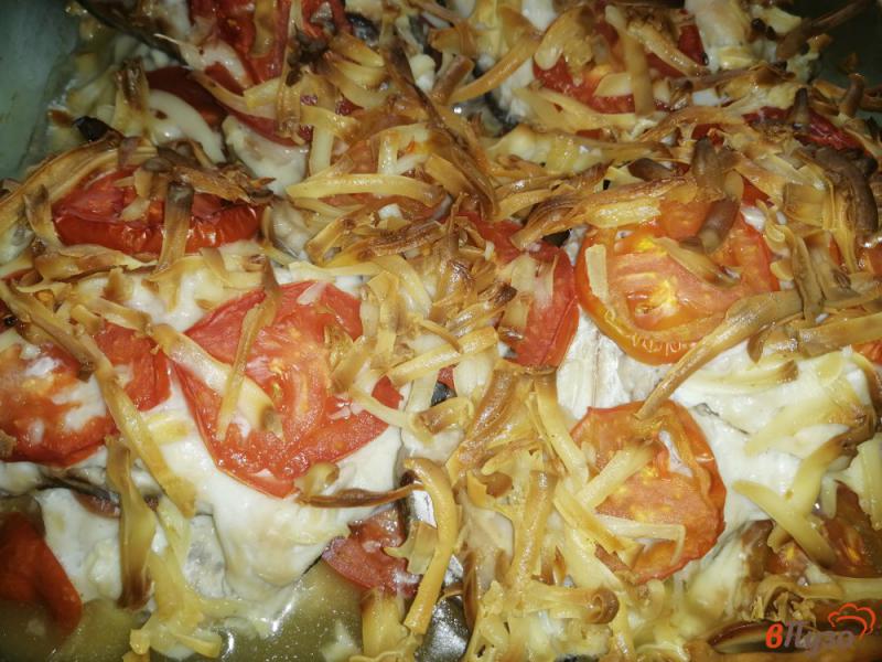 Фото приготовление рецепта: Кета запеченная под помидорами и сыром шаг №7