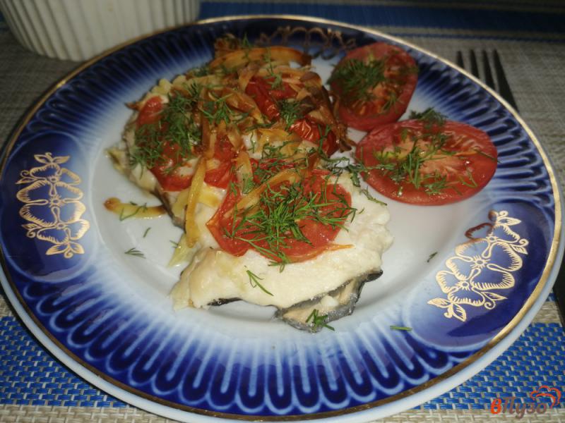 Фото приготовление рецепта: Кета запеченная под помидорами и сыром шаг №8