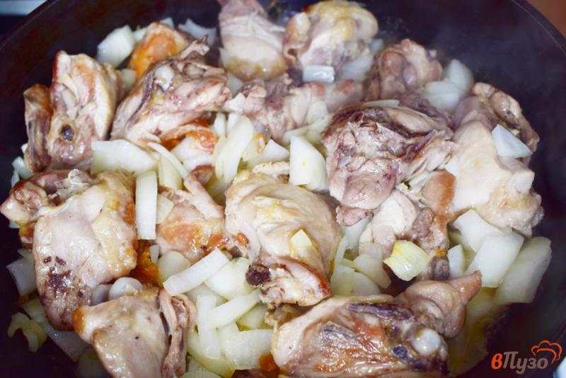 Фото приготовление рецепта: Курица тушеная с луком в сметане шаг №4