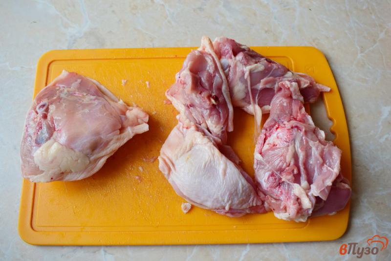 Фото приготовление рецепта: Курица тушеная с луком в сметане шаг №1