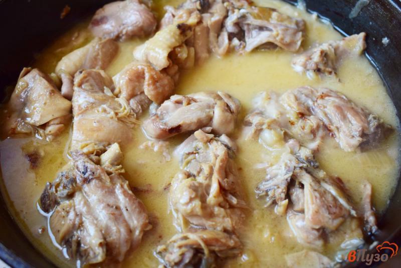 Фото приготовление рецепта: Курица тушеная с луком в сметане шаг №6