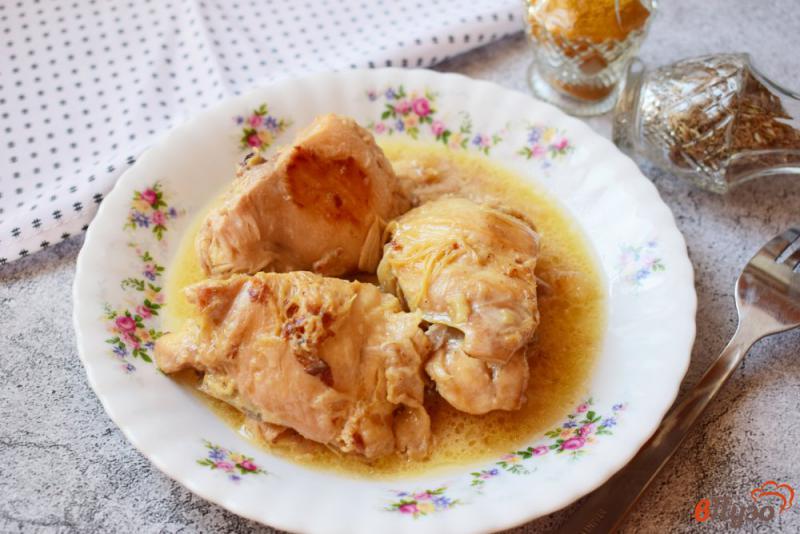 Фото приготовление рецепта: Курица тушеная с луком в сметане шаг №7
