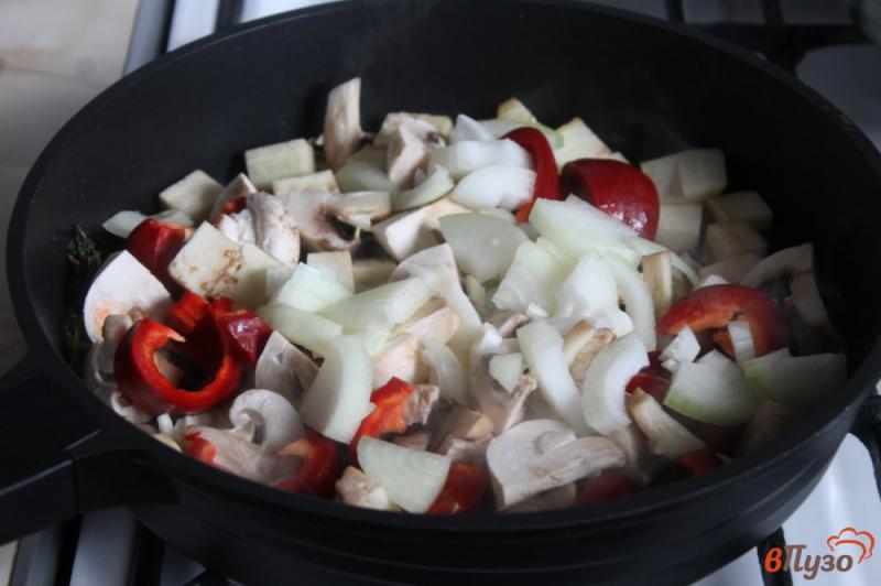 Фото приготовление рецепта: Соте из грибов, цветной капусты и баклажана шаг №3