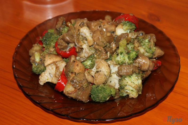 Фото приготовление рецепта: Соте из грибов, цветной капусты и баклажана шаг №6