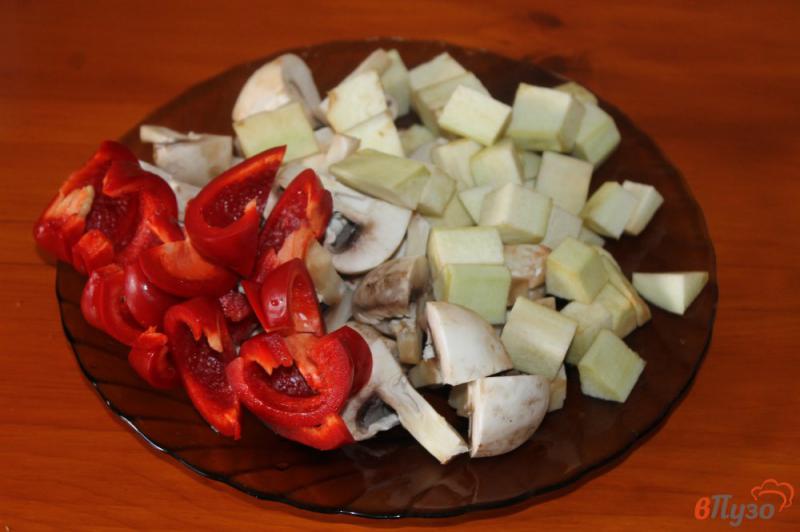 Фото приготовление рецепта: Соте из грибов, цветной капусты и баклажана шаг №1