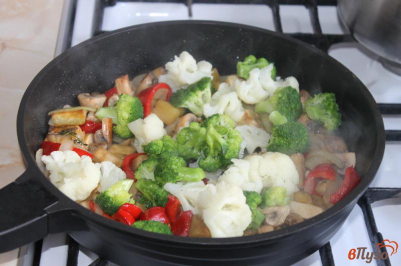 Фото приготовление рецепта: Соте из грибов, цветной капусты и баклажана шаг №4